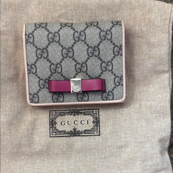 Gucci GG Supreme Bowtie Wallet in Gray and pink - Picture 1 of 8